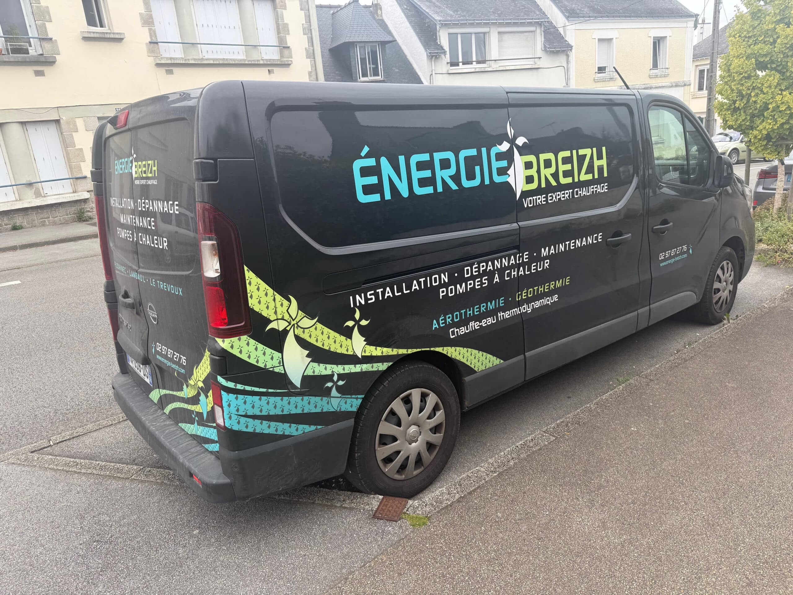 Technicien effectuant l'entretien d'une pompe à chaleur