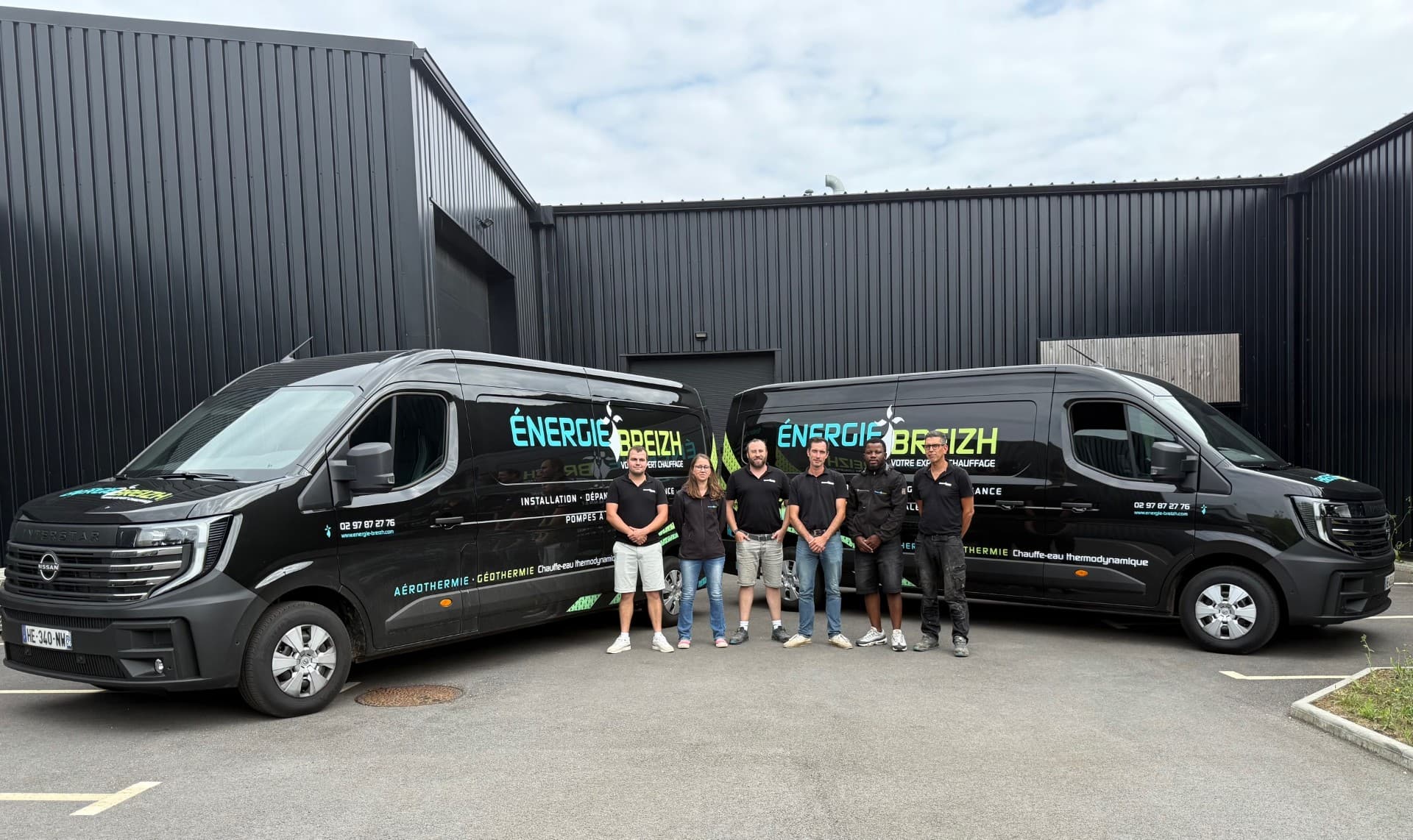 Photo d'équipe des employés Energie Breizh devant les bâtiments et véhicules
